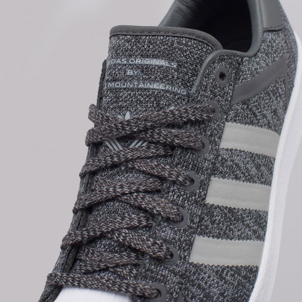 Adidas x Weiß Mountaineering Superstar in Schwarz/Grau AQ0351