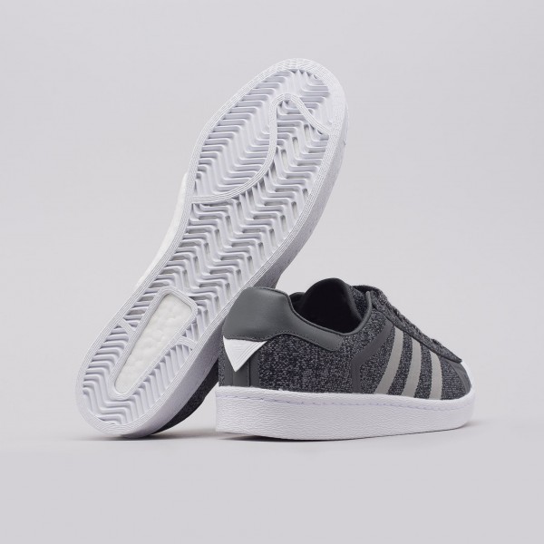 Adidas x Weiß Mountaineering Superstar in Schwarz/Grau AQ0351